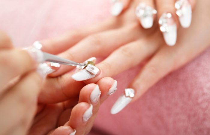 Burhaniye'de Tırnak İşlemi Yapan Güzellik Merkezi