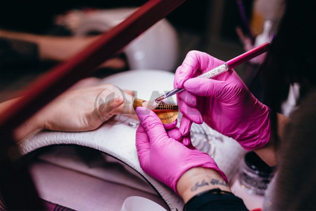 Protez Tırnak Nedir? Ne Kadar Süre Kalır ve Fiyatları Nedir? (2025)